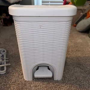 Mini white Step Trash Can, Bathroom Home, Hotel, Office, etc